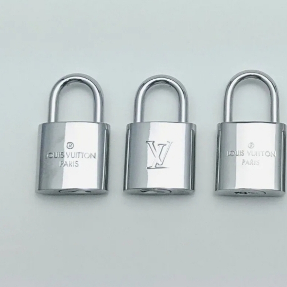 🔹️LOUIS VUITTON🔹️ #️⃣ 3️⃣1️⃣5️⃣  Silver Lock with 2 KEYS + COA ✨️ - Picture 6 of 9